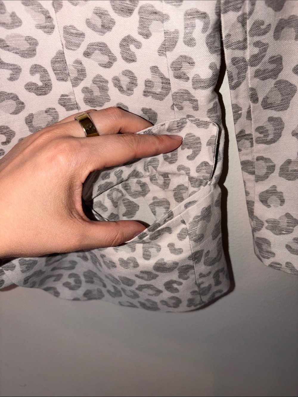 A/X Armani Exchange Vintage Light Gray Leopard Print Blazer— Like New! - Picture 8 of 8